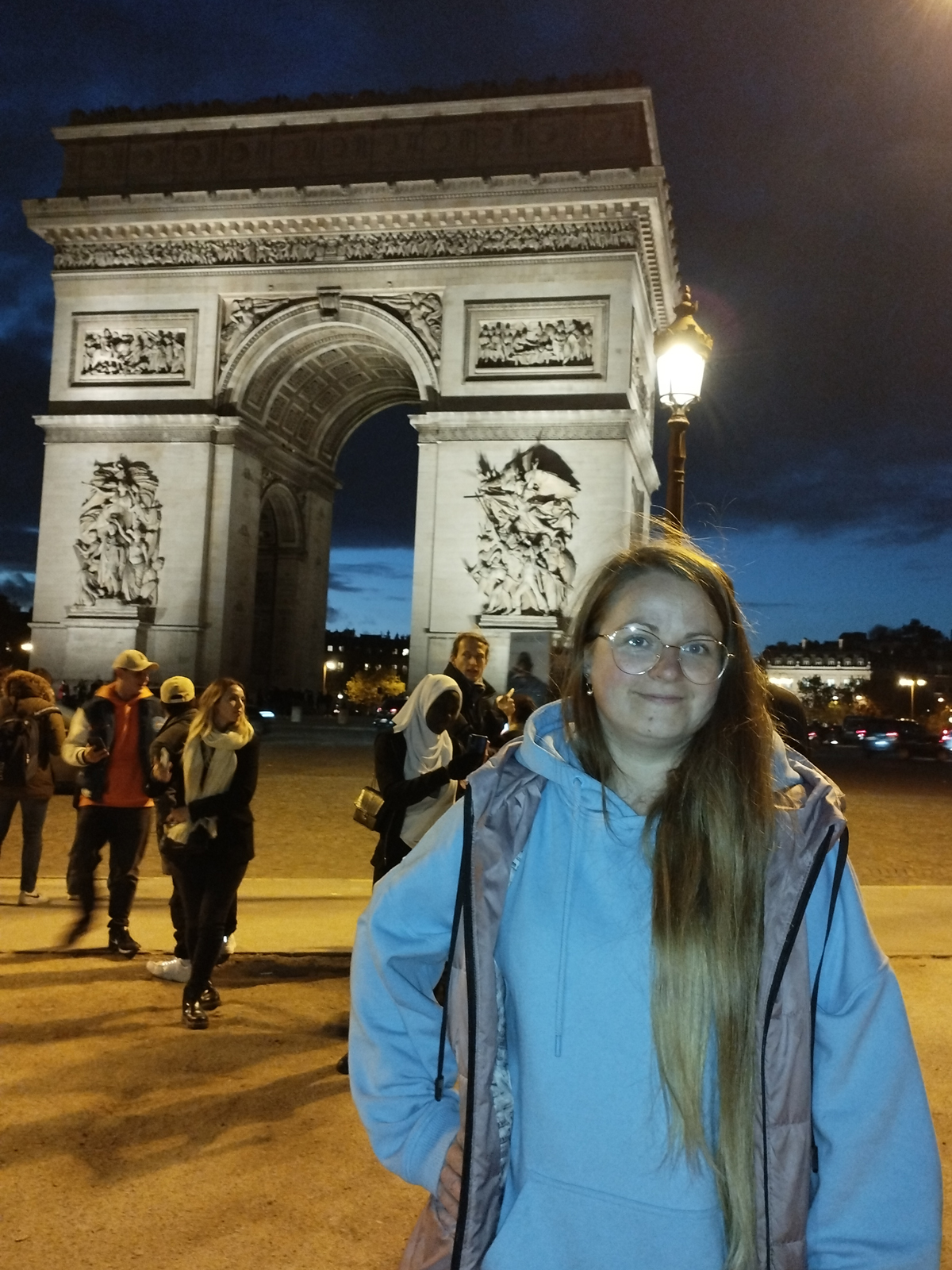 Тріумфальна арка у вечірньому світлі. Простір стискається до силуету — Париж, Анна Мамчур