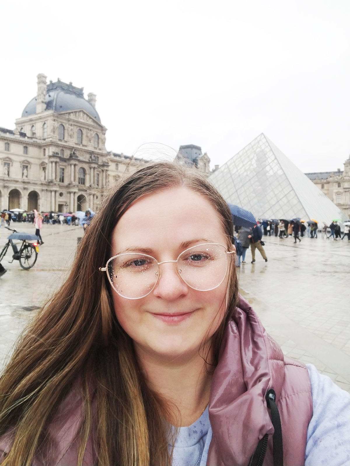 Лувр у дощовий день. Скляна піраміда як пауза між епохами — Париж, Анна Мамчур