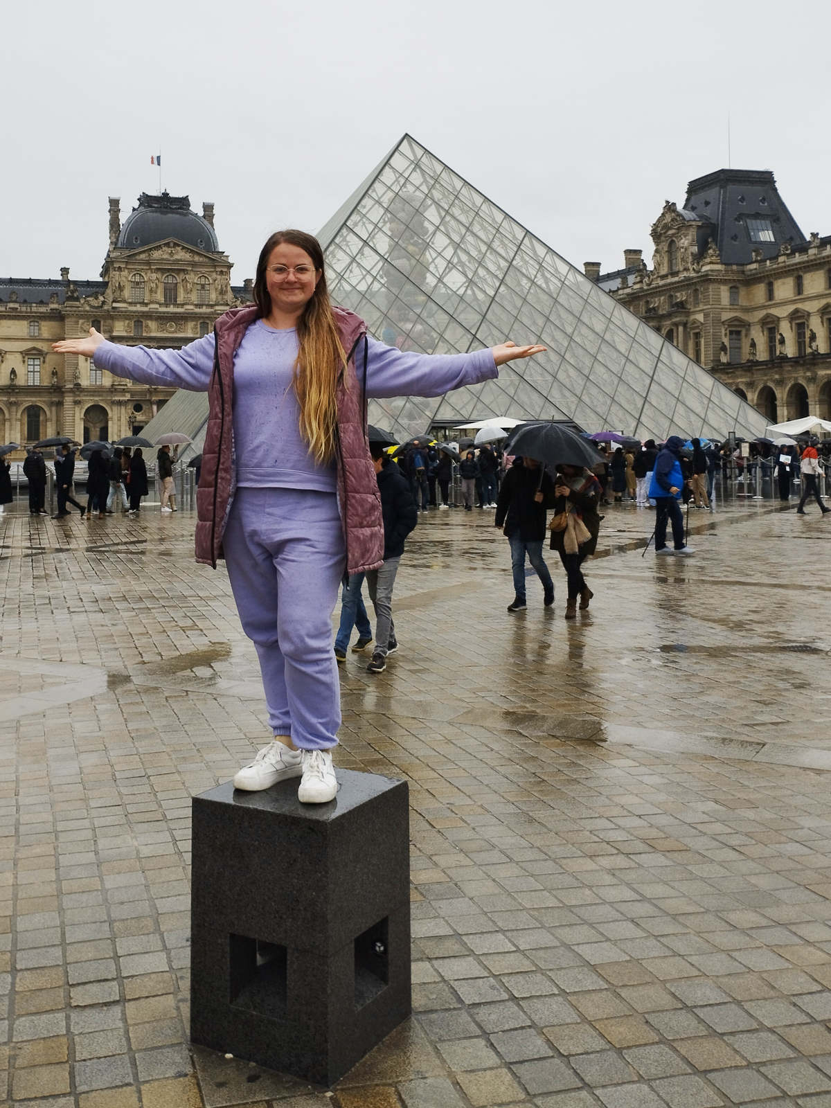 Лувр і скляна піраміда. Простір, що дисциплінує погляд і формує дистанцію — Париж, Анна Мамчур