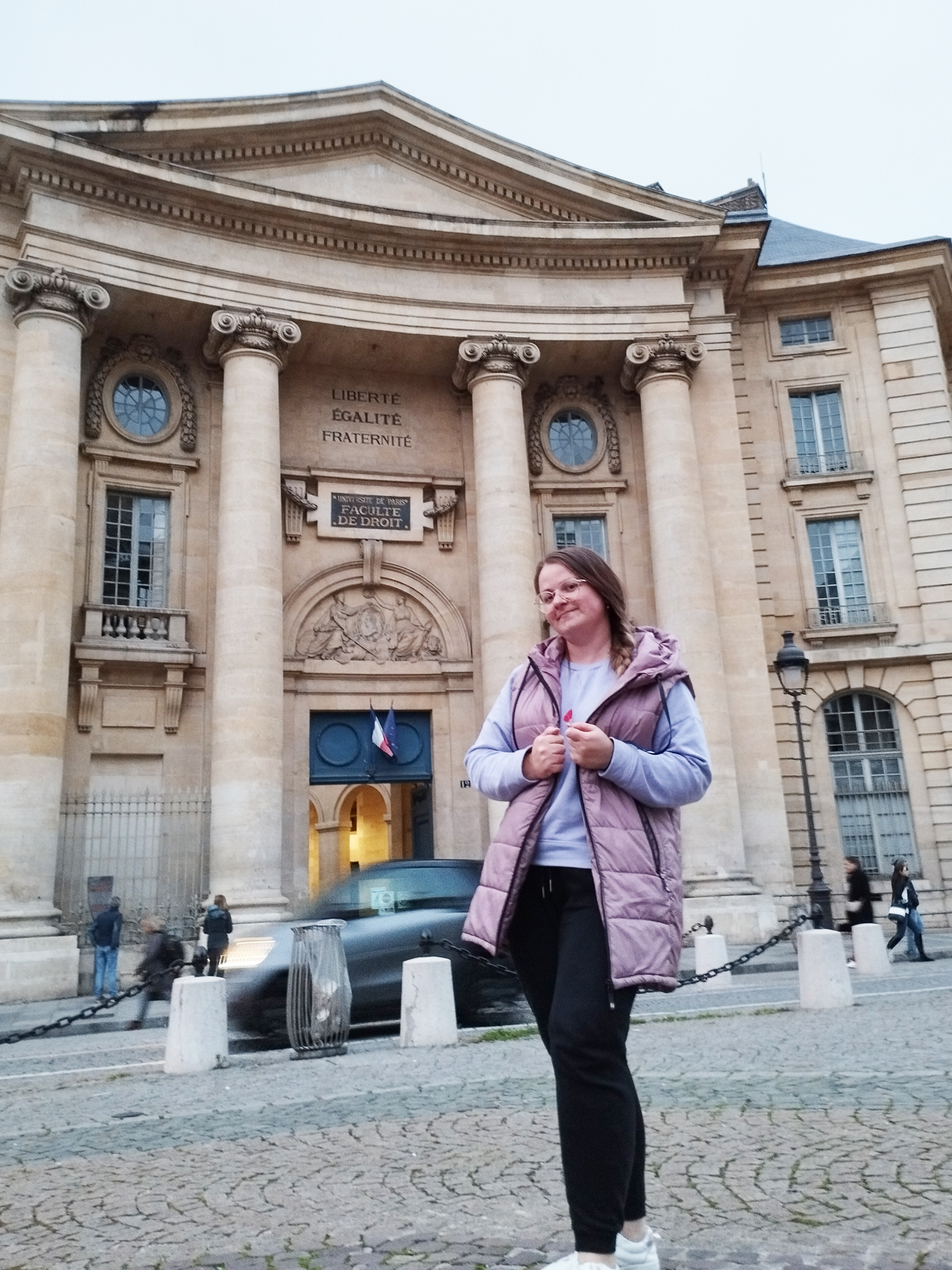 Ритм колон і рух міста. Тінь працює як конструкція.