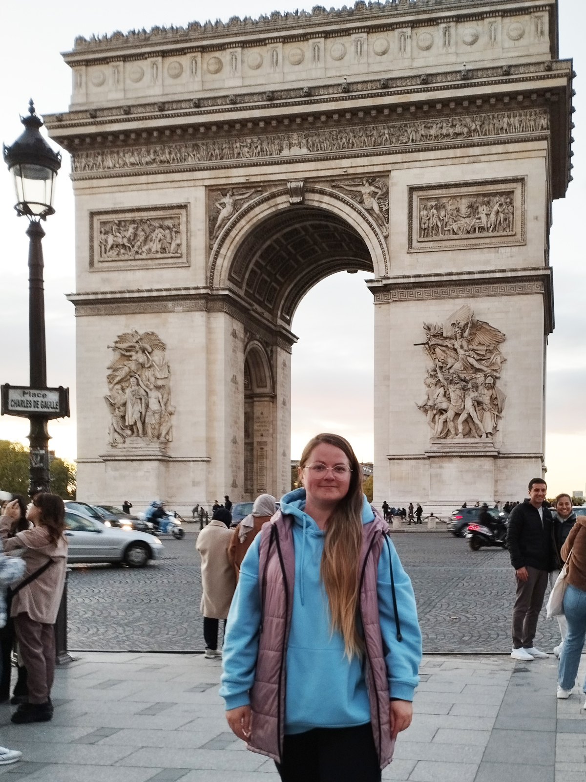 Тріумфальна арка в Парижі. Монумент як центр радіальної композиції міста.