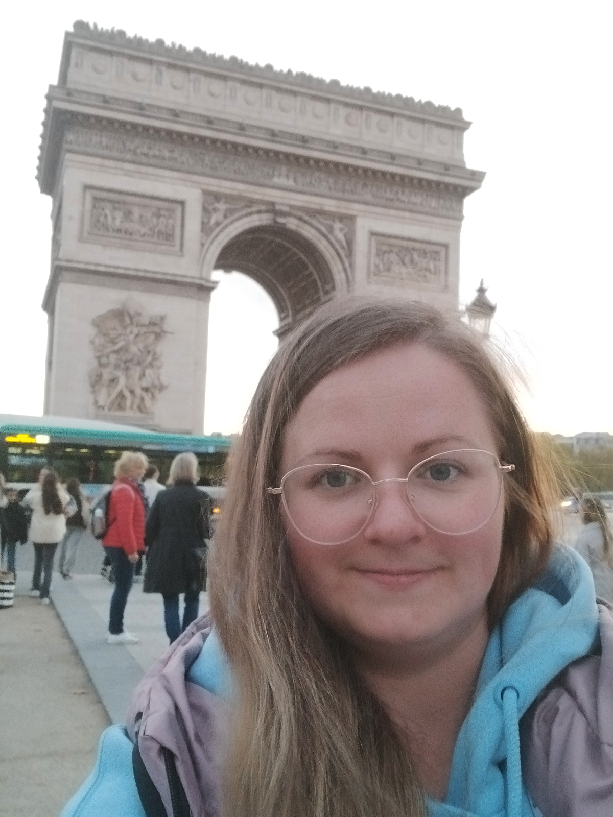 Тріумфальна арка і міський рух навколо неї. Вісь, що організовує простір.