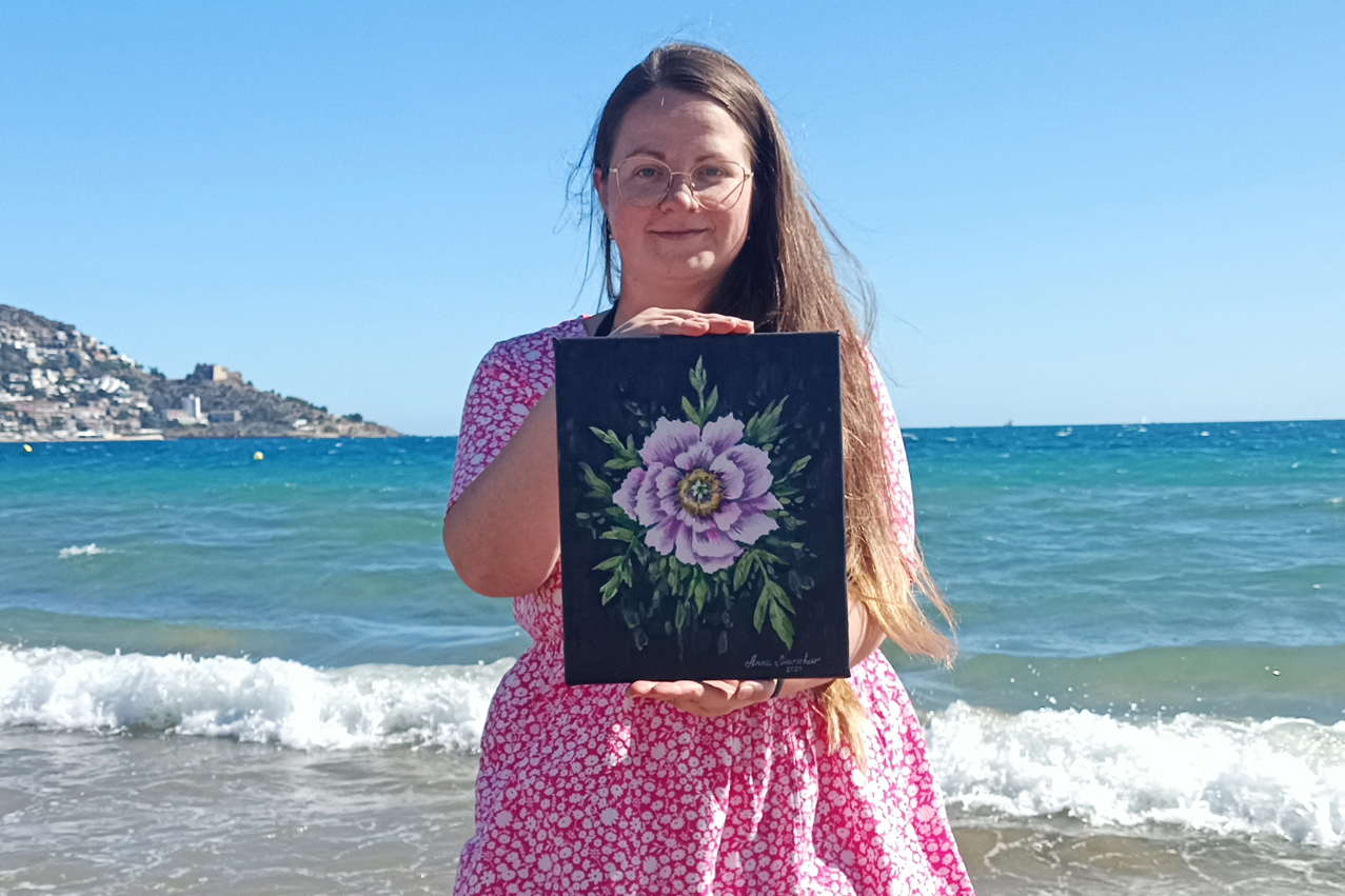 Photo of Anna Mamchur with a painting