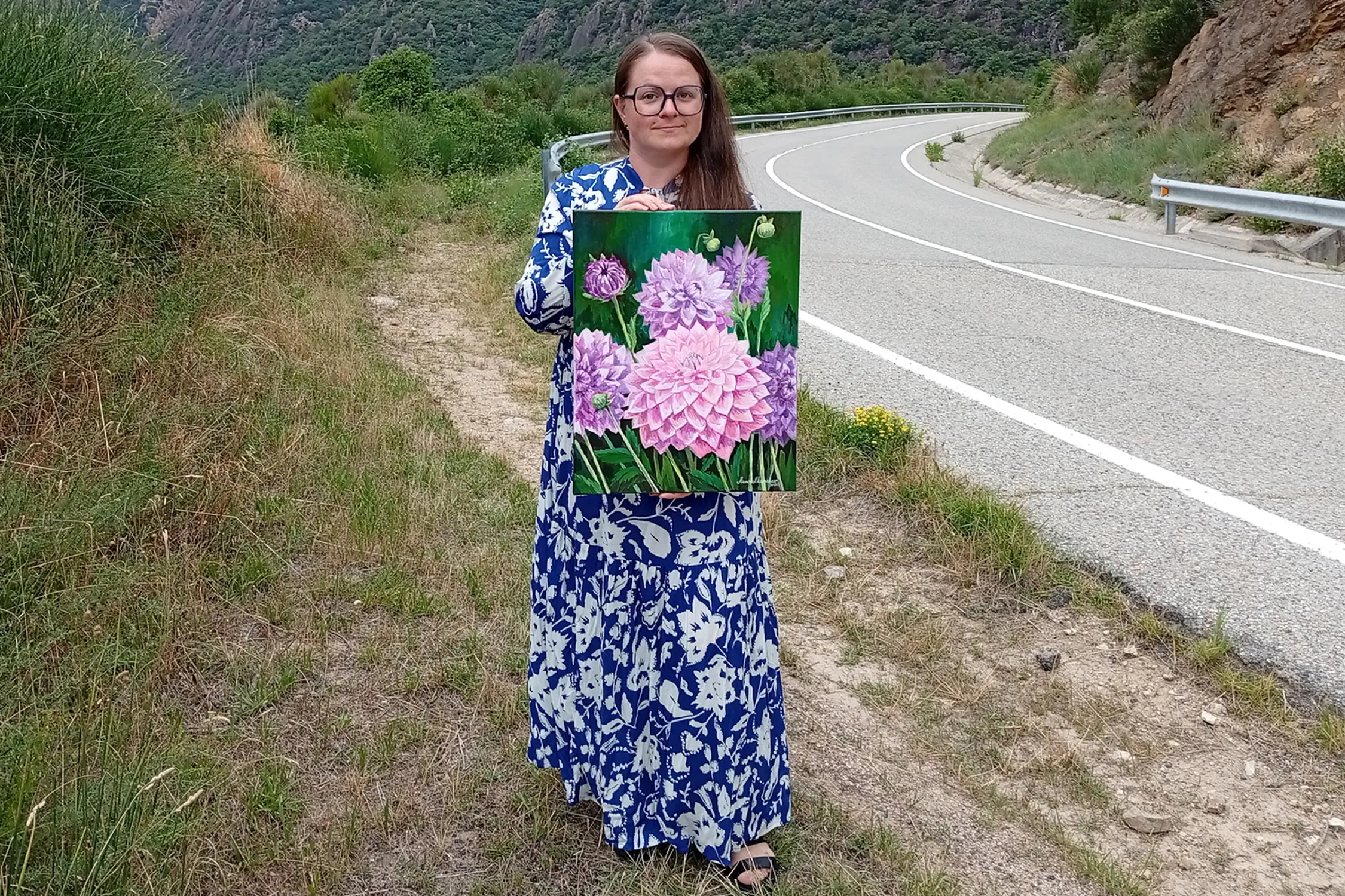 Dahlias violets — tableau acrylique d’Anna Mamchur — dans les mains de l’artiste
