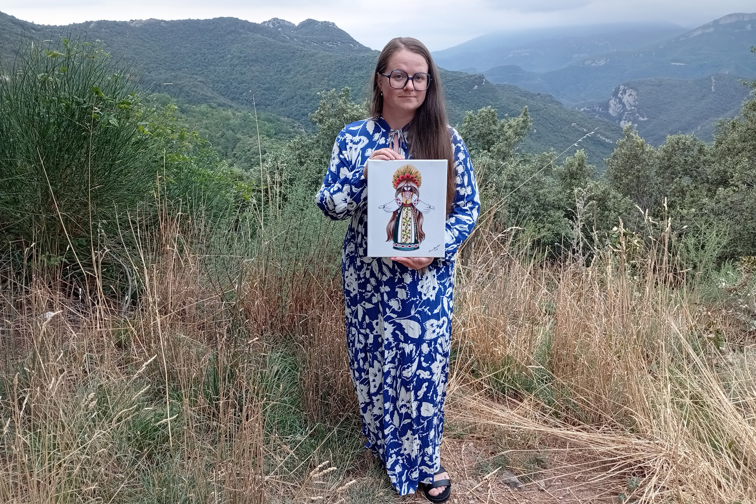 L’esprit de la Berehynia — peinture acrylique par Anna Mamchur — dans les mains de l’artiste