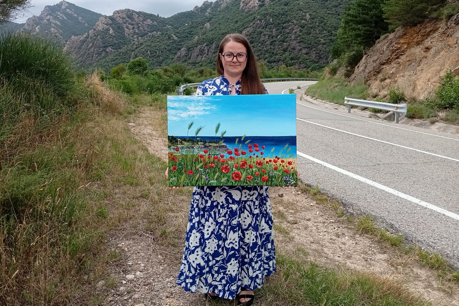 Coquelicots vers l’infini — peinture acrylique d’Anna Mamchur — tenue par l’artiste