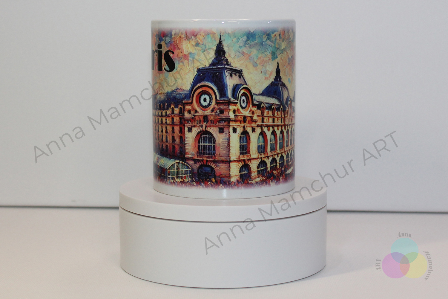 Tasse mit dem Musée d’Orsay — Ansicht von rechts — 005PAI01M. Originaldesign von Anna Mamchur