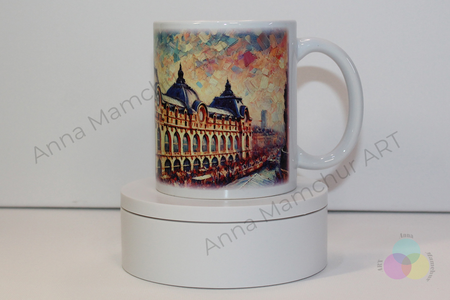 Tasse mit dem Musée d’Orsay — Vorderansicht — 005PAI01M. Originaldesign von Anna Mamchur